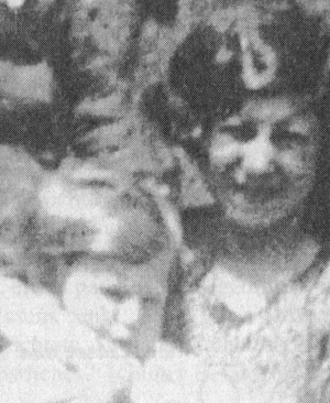 Das einzig
              erhaltene Bild: Erwin im Arm seiner Schwester